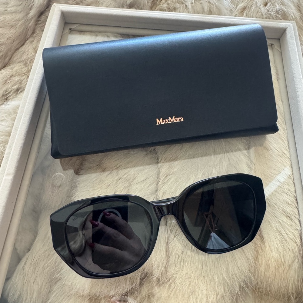 MaxMara Elegant Black Sunglasses